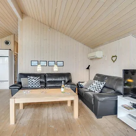 3 Bedroom Cozy In Tarm Holiday home Hemmet